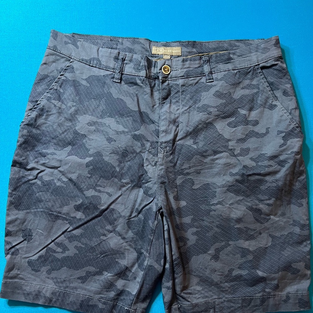 Mens Ike Behar camo shorts size 34